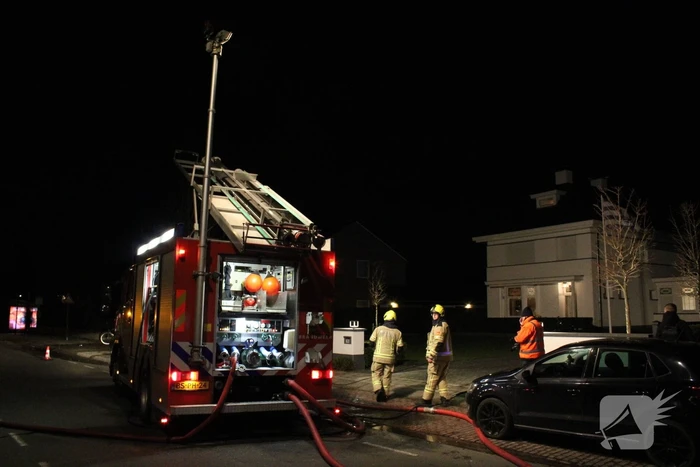 Brandweer blust brand in woning