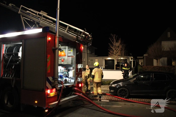Brandweer blust brand in woning