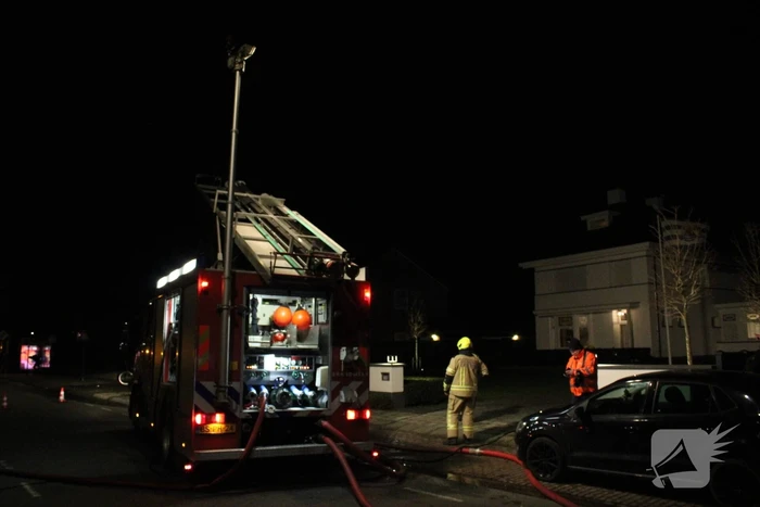 Brandweer blust brand in woning