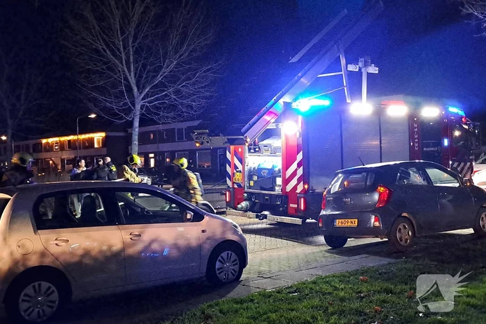 Schutting brandt af tegen overkapping aan