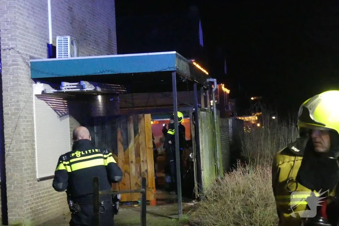 Schutting brandt af tegen overkapping aan