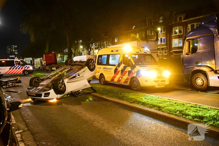 Gewonde nadat auto over de kop slaat