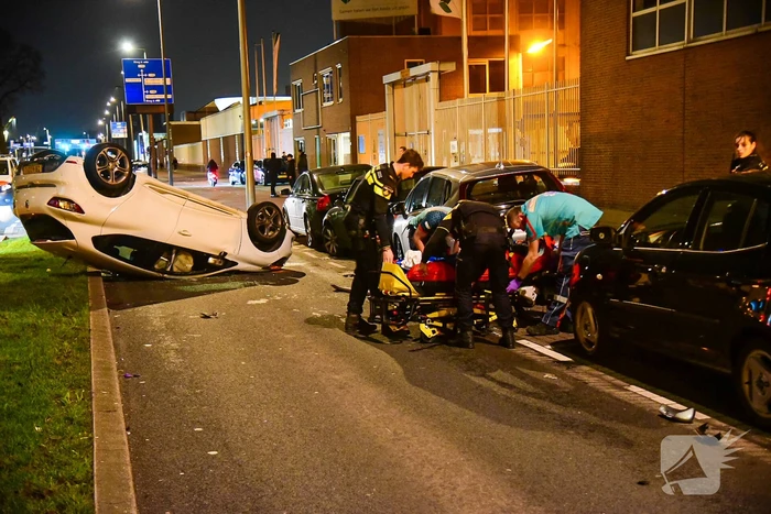 Gewonde nadat auto over de kop slaat