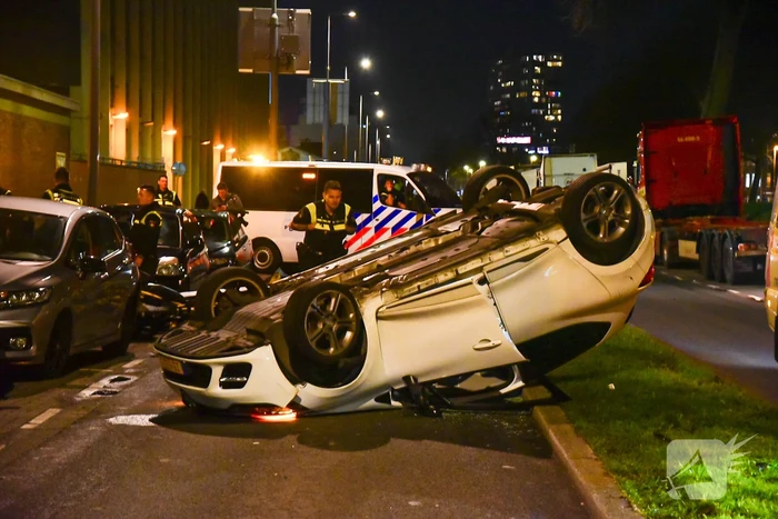 Gewonde nadat auto over de kop slaat
