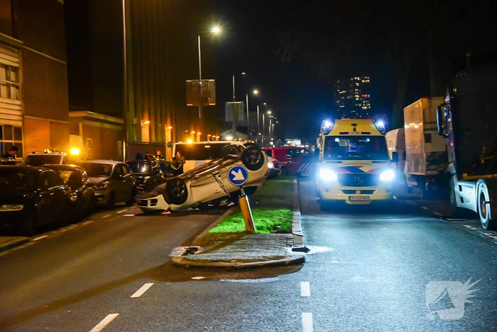 Gewonde nadat auto over de kop slaat