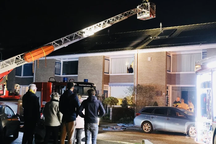 Brandweer blust brand in zonneboiler