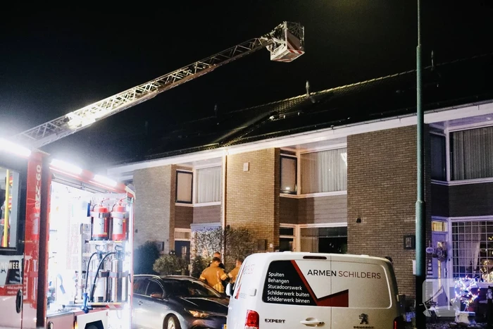 Brandweer blust brand in zonneboiler