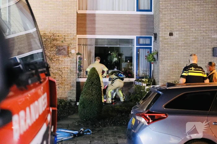Brandweer blust brand in zonneboiler