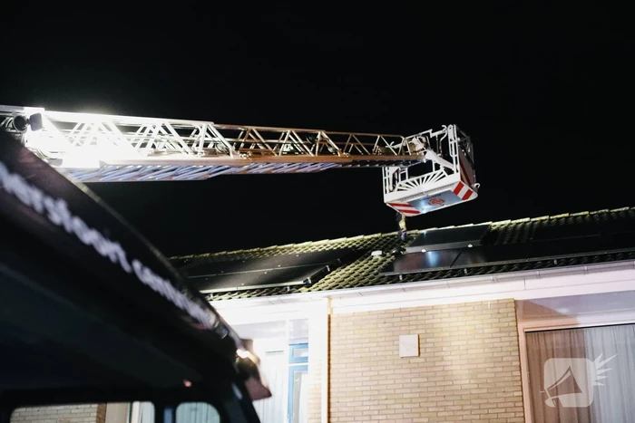 Brandweer blust brand in zonneboiler