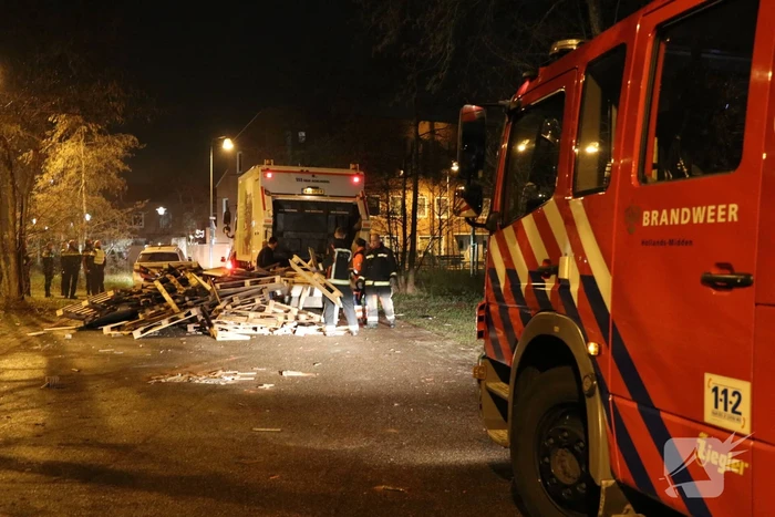 Hulpdiensten bekogeld met zwaar vuurwerk