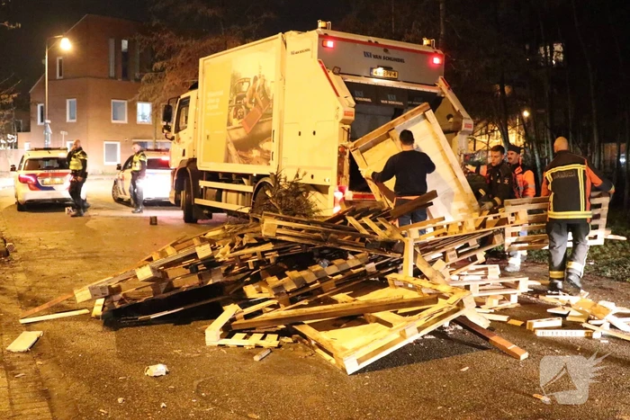 Hulpdiensten bekogeld met zwaar vuurwerk