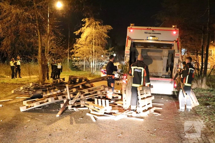 Hulpdiensten bekogeld met zwaar vuurwerk