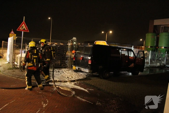 Brandweer blust brand op bouwterrein