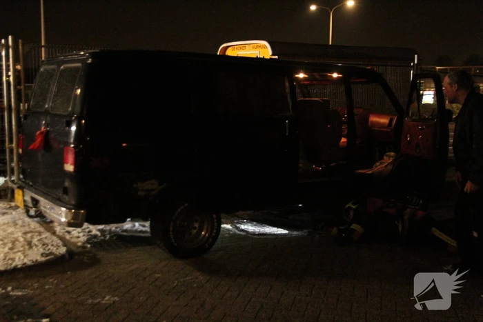 Brandweer blust brand op bouwterrein