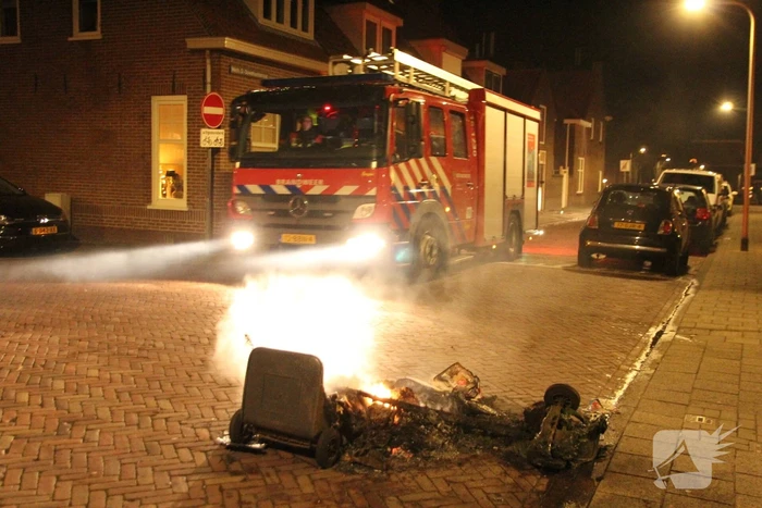 Brandweer blust brandende container