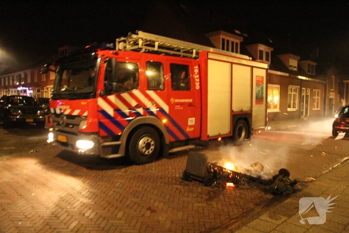 Brandweer blust brandende container