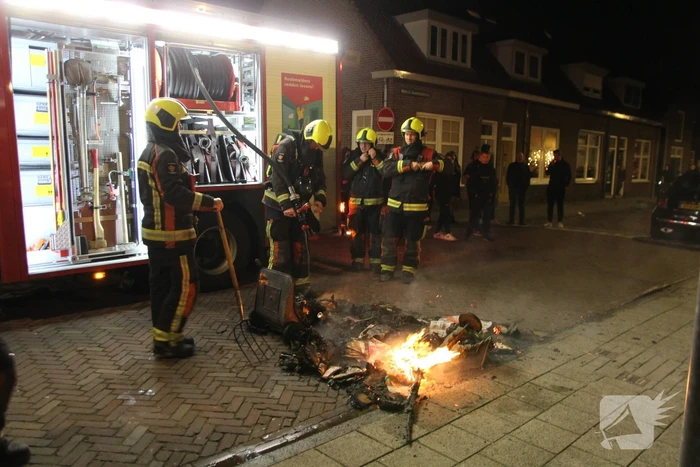 Brandweer blust brandende container