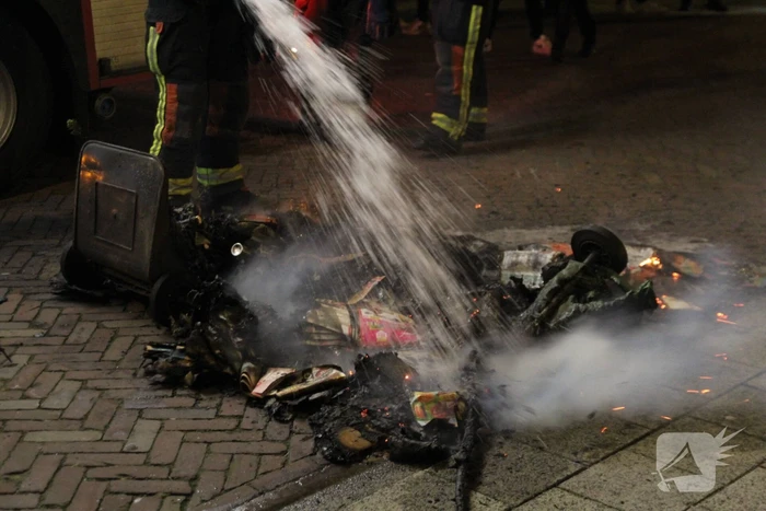 Brandweer blust brandende container