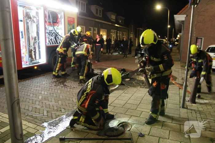 Brandweer blust brandende container