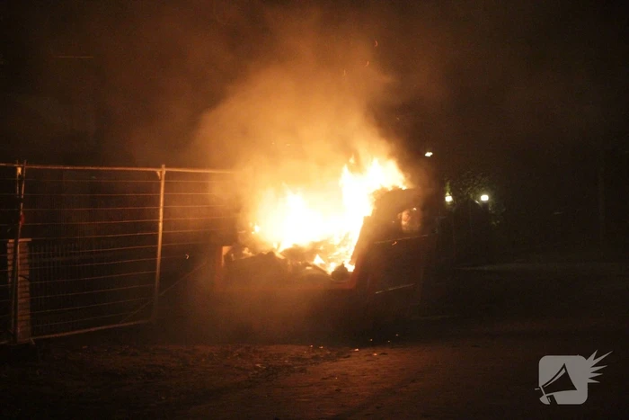 Forse bouwcontainer in brand naast nieuwbouwwoning
