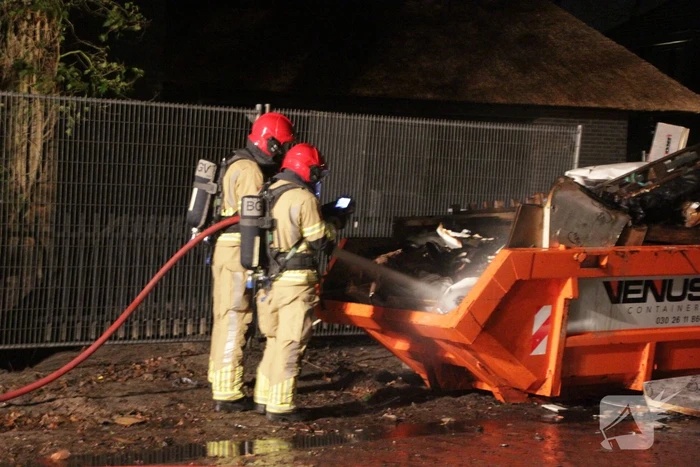Forse bouwcontainer in brand naast nieuwbouwwoning