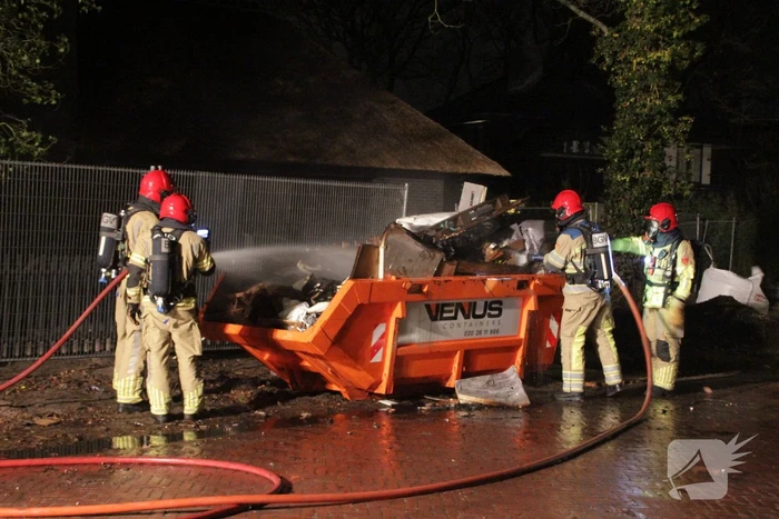 Forse bouwcontainer in brand naast nieuwbouwwoning
