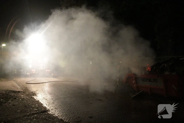 Forse bouwcontainer in brand naast nieuwbouwwoning