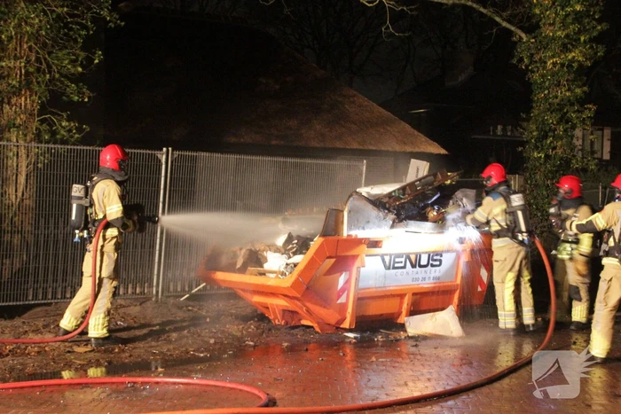 Forse bouwcontainer in brand naast nieuwbouwwoning