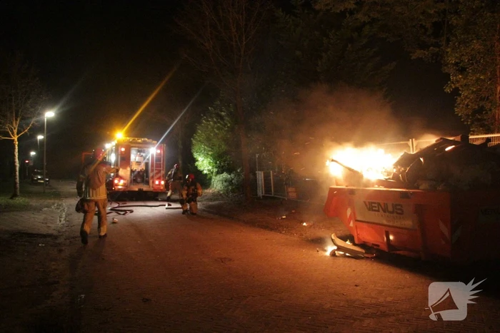 Forse bouwcontainer in brand naast nieuwbouwwoning