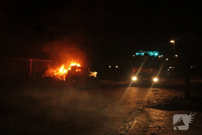 Forse bouwcontainer in brand naast nieuwbouwwoning