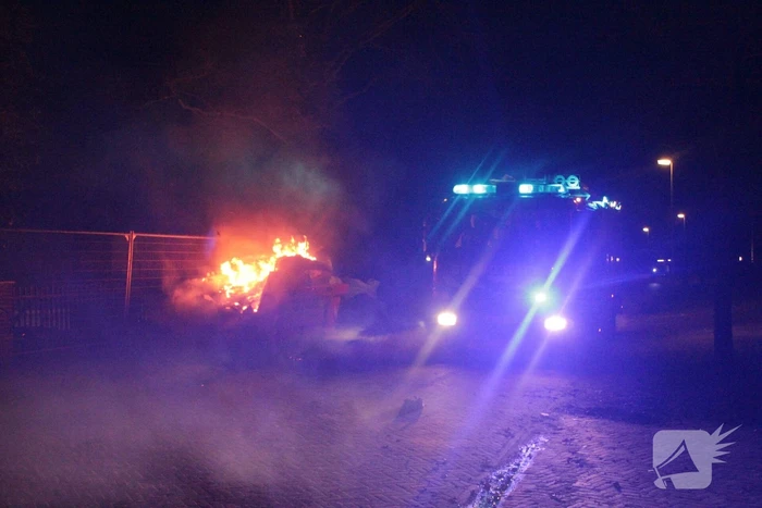 Forse bouwcontainer in brand naast nieuwbouwwoning