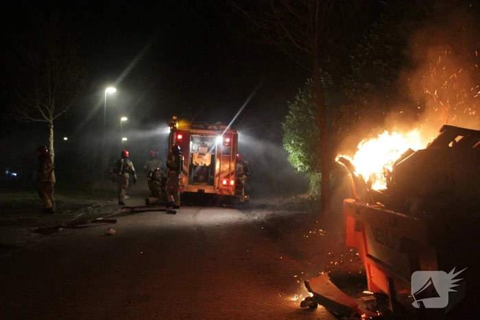 Forse bouwcontainer in brand naast nieuwbouwwoning
