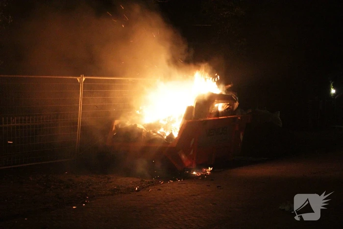 Forse bouwcontainer in brand naast nieuwbouwwoning