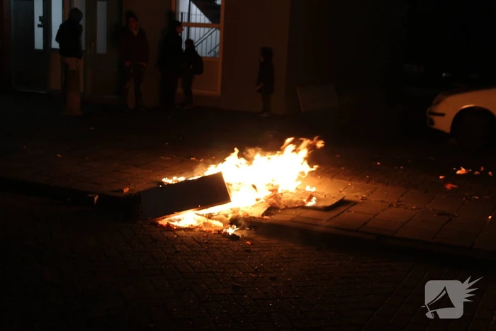 Brandweer blust brandend afval