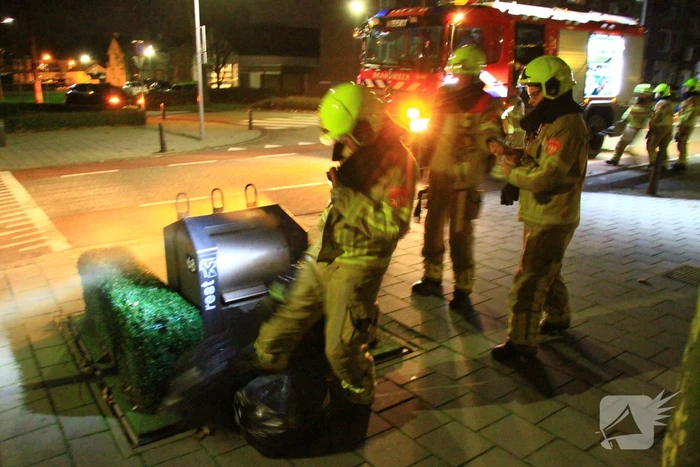 Brandweer blust brand in ondergrondse container
