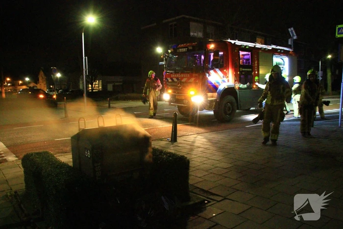 Brandweer blust brand in ondergrondse container