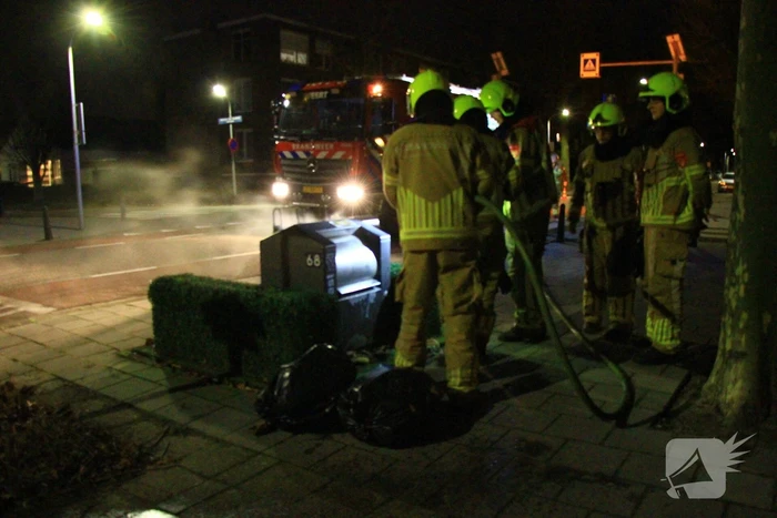 Brandweer blust brand in ondergrondse container