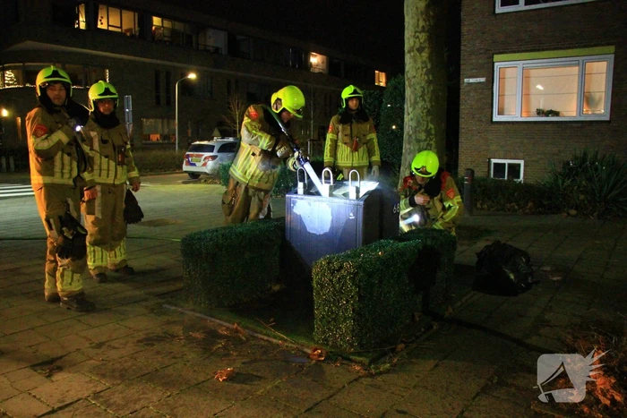 Brandweer blust brand in ondergrondse container