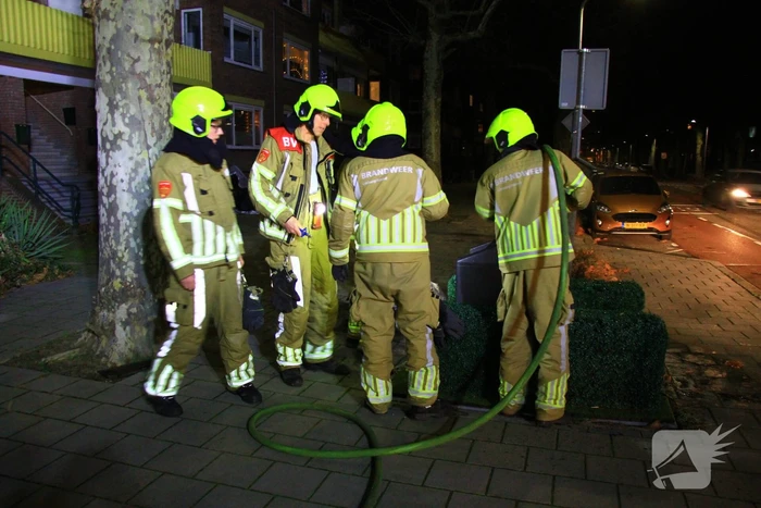 Brandweer blust brand in ondergrondse container