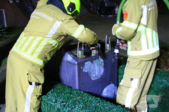 Brandweer blust brand in ondergrondse container