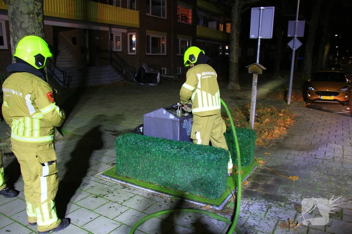 Brandweer blust brand in ondergrondse container