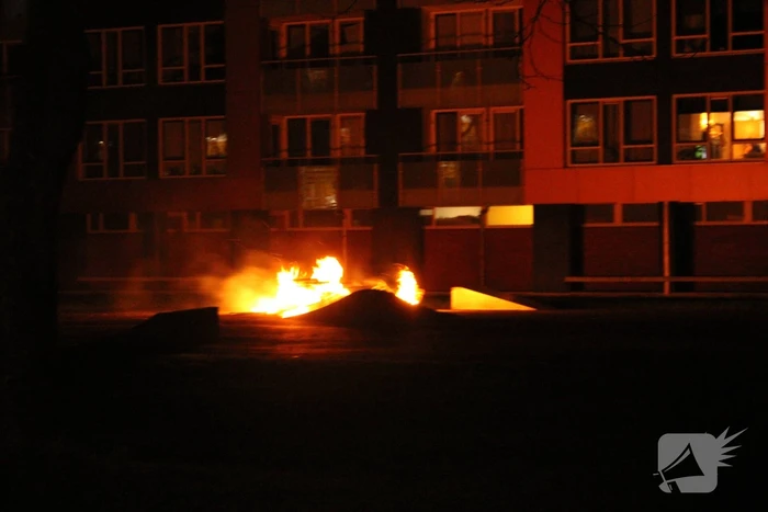 Brandweer blust flinke brand op skatepark