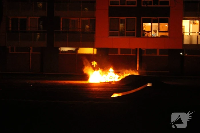 Brandweer blust flinke brand op skatepark