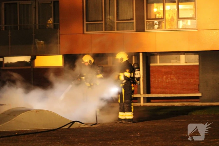 Brandweer blust flinke brand op skatepark