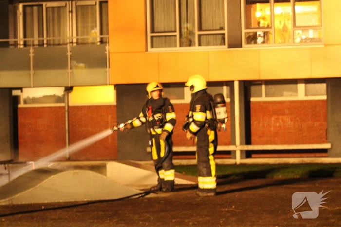 Brandweer blust flinke brand op skatepark