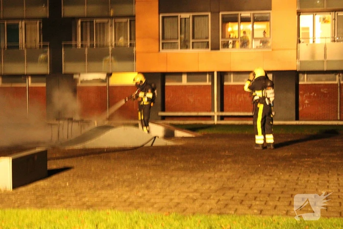 Brandweer blust flinke brand op skatepark