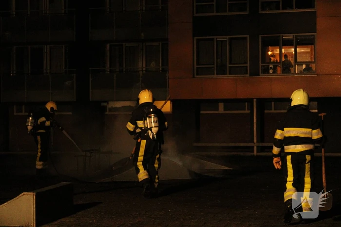 Brandweer blust flinke brand op skatepark