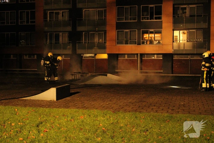 Brandweer blust flinke brand op skatepark