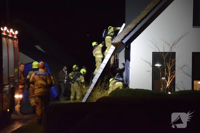 Vuurwerk belandt in rietenkap