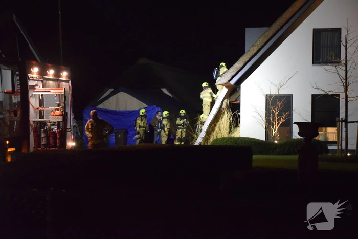 Vuurwerk belandt in rietenkap